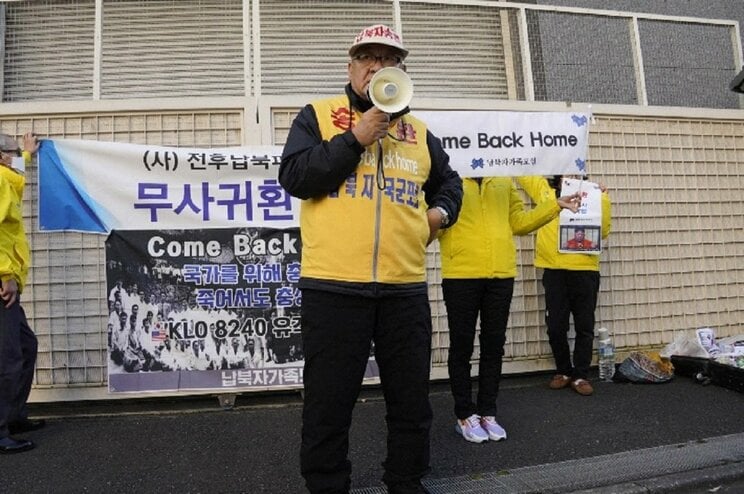 1月30日、朝鮮総連の近所で拡声器で訴える崔成龍代表（撮影／集英社オンライン）