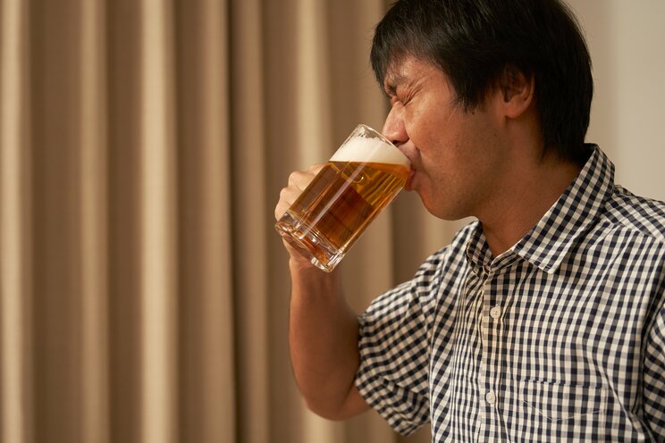 危険な飲酒の仕方である一気飲み（写真／shutterstock）
