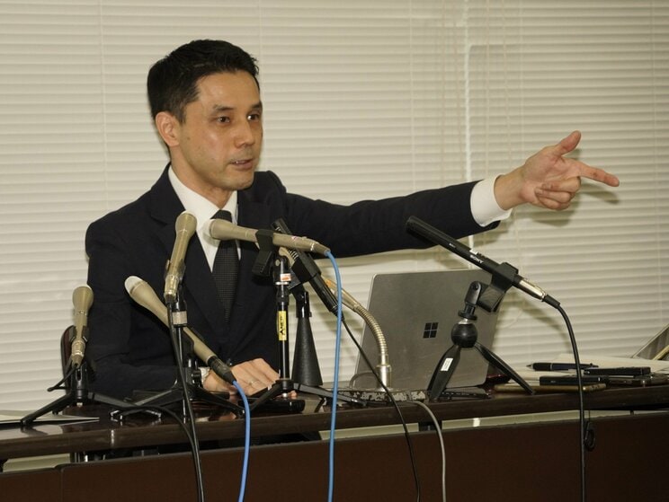 横浜市の山中竹春市長が銃撃する真似をした様子を再現する久保田淳人事部長（撮影／集英社オンライン）