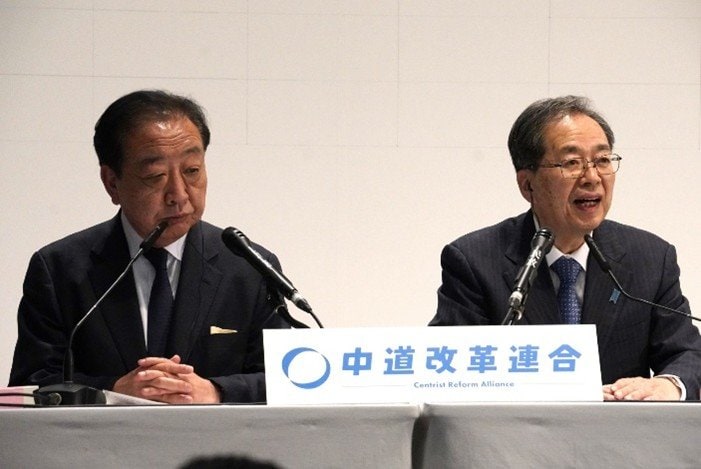 2月8日、衆院選惨敗を受けメディアの質問に答える中道の野田佳彦（左）、斉藤鉄夫の両共同代表　撮影／集英社オンライン