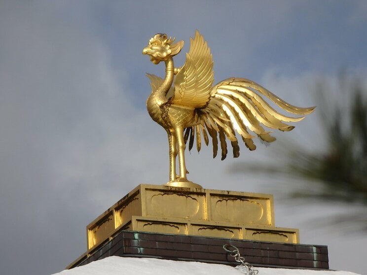 金閣の屋根の瑞獣「鳳凰」（PhotoACより）