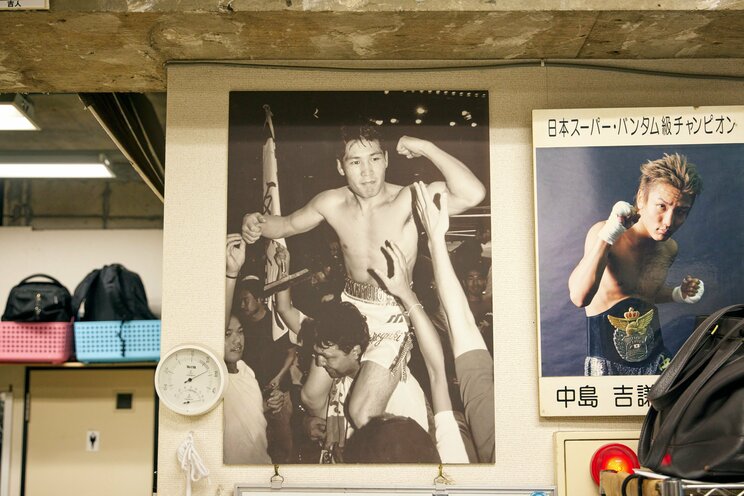 ジムには現役時代の坂本氏の写真が飾られている