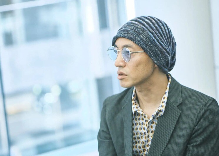 森晶麿 （もり・あきまろ）◉ 1979年生まれ。早稲田大学第一文学部卒業。日本大学大学院芸術学研究科博士前期課程修了。2011年、『黒猫の遊歩あるいは美学講義』で第１回アガサ・クリスティ―賞受賞。〈黒猫シリーズ〉の他『探偵は絵にならない』『切断島の殺戮理論』『名探偵の顔が良い　天草茅夢のジャンクな事件簿』『あの日、タワマンで君と』等著書多数。