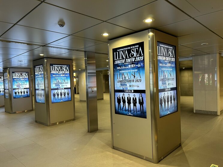 都内の駅がLUNA SEA一色に（撮影/集英社オンライン編集部）