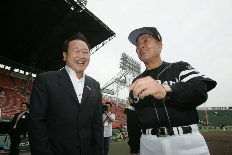 ダイエー監督時代の王貞治氏と談笑する板東英二さん（写真／共同通信社）