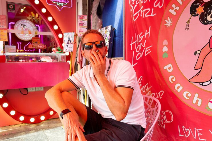 ​​店先で大麻を吸うイギリス人観光客。今もこうした姿は日常的に見かける​