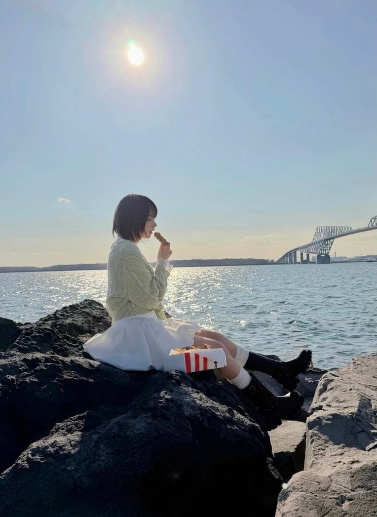 ケンタッキーをほおばる、えなこ（写真／本人Instagramより）