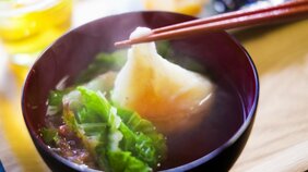 「丸餅か角餅か」「すまし汁かみそ仕立てか」「野菜はなに?」…お雑煮に正解ってあるのか、研究家に聞いてみた