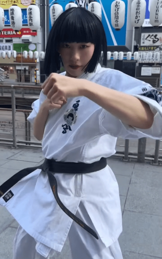 道頓堀で空手を披露するsono（写真／公式Instagramより）