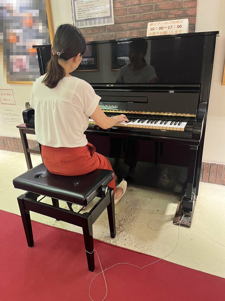 JR両国駅（東京都）のストリートピアノをマナーを守って利用する一般の利用者