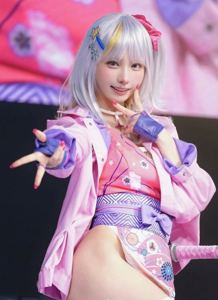 ギャル忍者イツカの衣装で登場したえなこさん（写真／本人Instagramより）