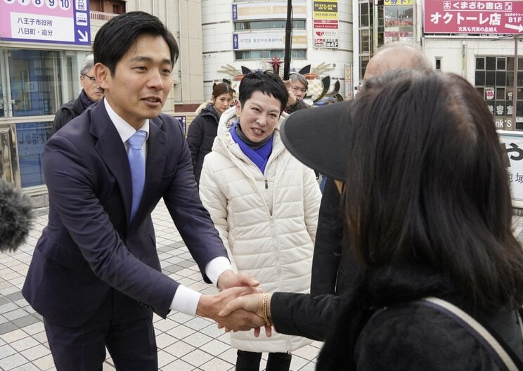1月26日、JR八王子駅前で有権者と握手する細貝悠氏（撮影／集英社オンライン）