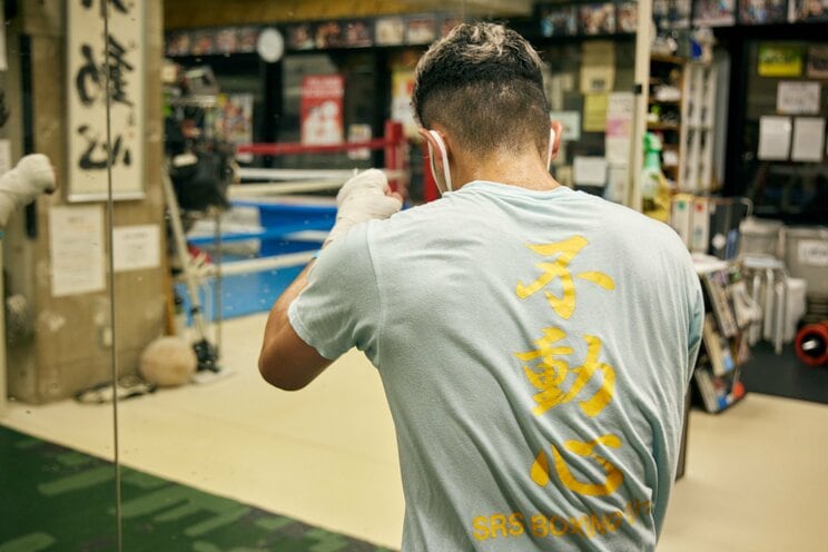 ジムワークで着ているTシャツには、会長の座右の銘であった「不動心」の言葉が背に乗っていた