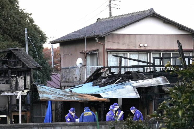 火災現場を捜査する捜査員（撮影/集英社オンライン）