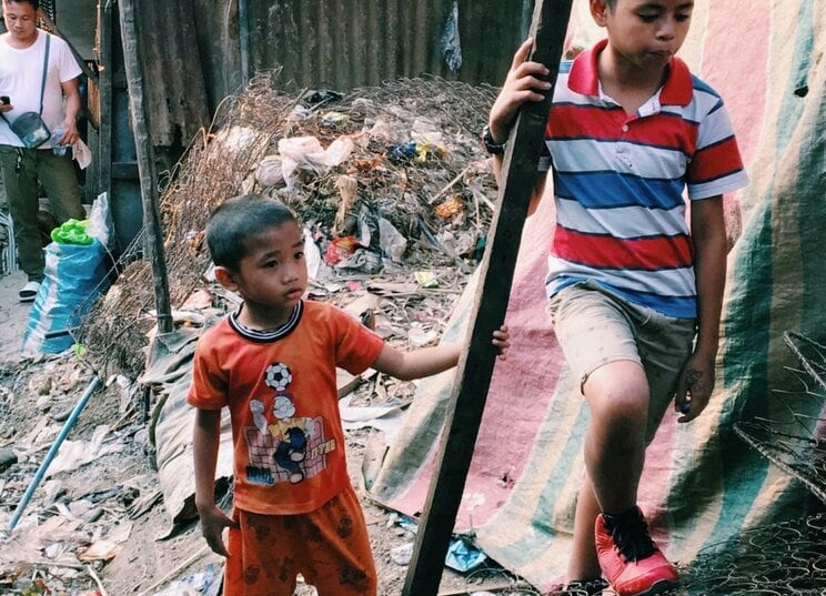 フィリピンの貧困地区で暮らす子どもたち（NPO法人DEAR ME ホームページより）