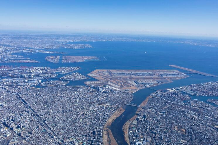 羽田空港と東京湾岸（PhotoAC）