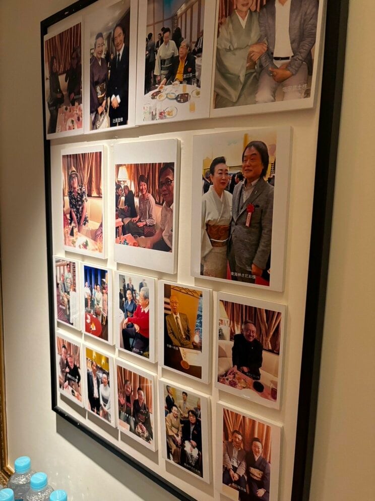 お店には数々の著名人が訪れた証が飾られている（撮影／集英社オンライン）