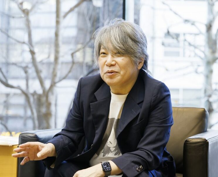 さはし・よしゆき ◉ 1961年生まれ、東京都目黒区出身。1983年にロックバンド“UGUISS”で、エピックソニーよりデビュー。解散後は、セッションギタリストとして、数多くのレコーディング、コンサートツアーに参加。高校の後輩でもある“渡辺美里”のプロジェクトをきっかけに、作編曲・プロデュースワークと活動の幅を拡げ、“小田和正”「ラブ・ストーリーは突然に」、“藤井フミヤ”「TRUE LOVE」等への参加や、幅広いプロデュースワーク、クリエイティビティが高く評価される。2025年には、ザ・フィフス・アヴェニュー・バンドの中心人物、“ピーター・ゴールウェイ”とのコラボアルバム「EN」をリリース。同時に、40年を超えるキャリアを振り返った書籍「佐橋佳幸の仕事1983-2025 EN」を発売するなど、精力的に活動中。