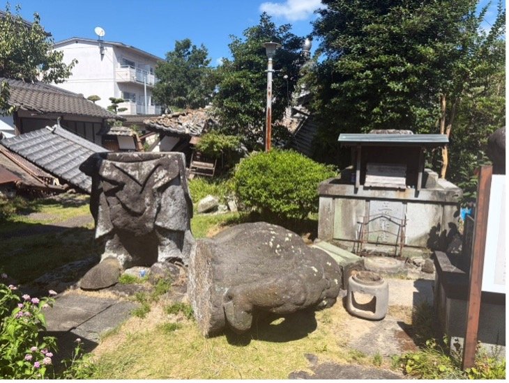 石造も家も倒れ被害は甚大だった（（撮影／集英社オンライン）