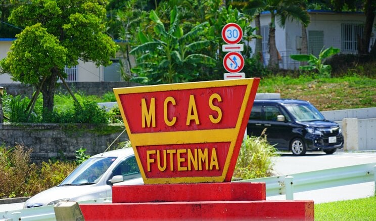 人工密集地に今もなお存在する普天間飛行場 写真/Shutterstock