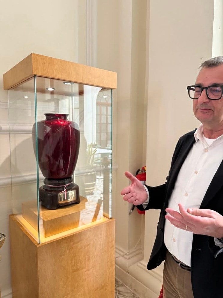 1921年、マルタ島を訪問した裕仁皇太子から贈られた、貴重な赤色の七宝焼の花瓶