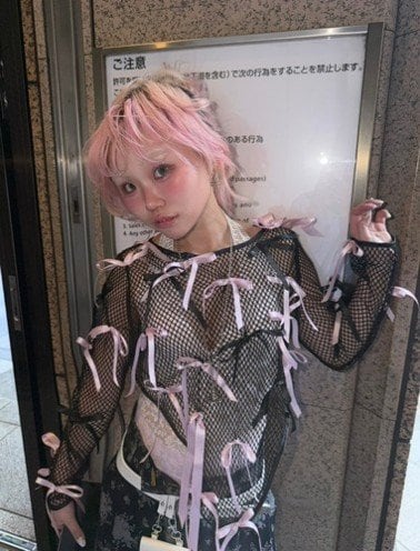 パンツのレース部分が見えるように、ファスナーを開けた“インナー見せコーデ”（写真／ののちさん提供）