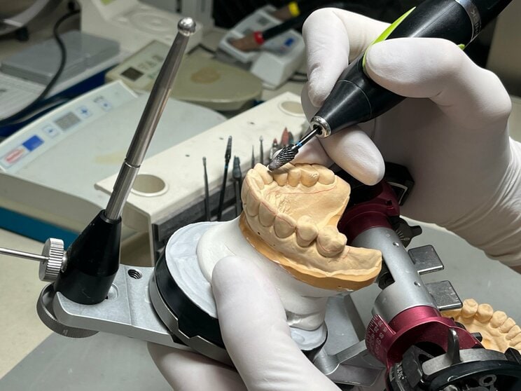 入れ歯を作成する歯科技工士