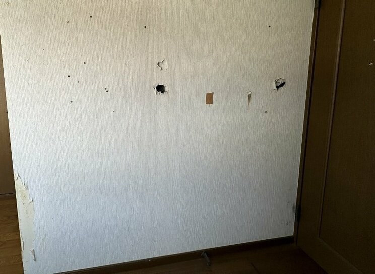 穴だらけの壁