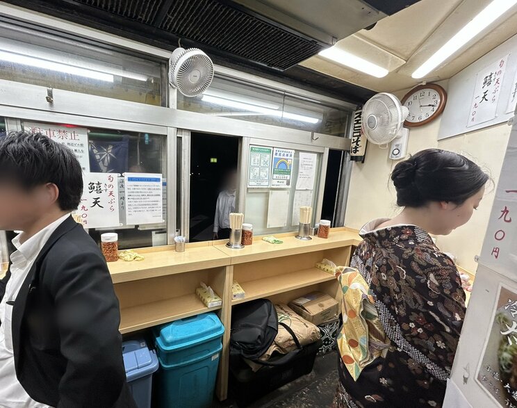 深夜3時、店の外に人が並び始める