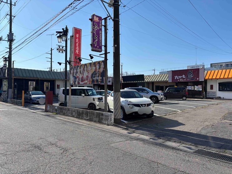 迷惑駐車トラブルが発生している駐車場（撮影／集英社オンライン）