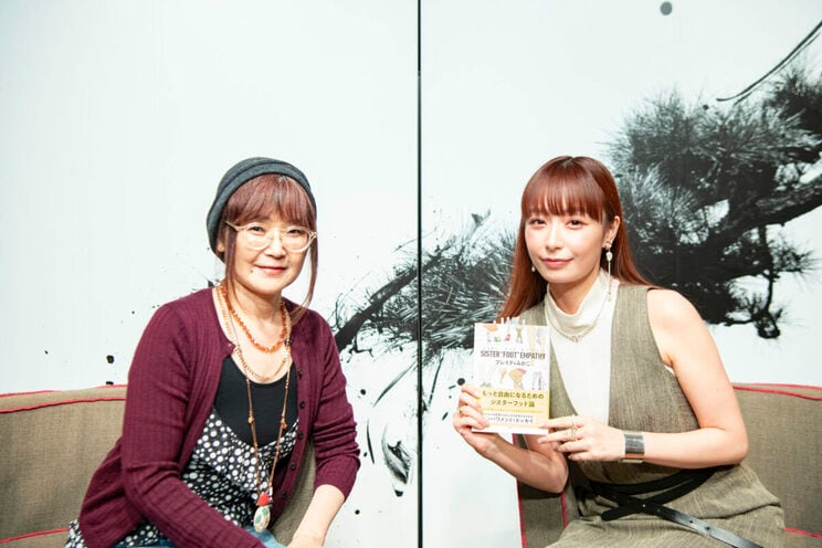 ブレイディみかこさん（左）と宇垣美里さん（右）