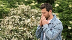 〈専門医が解説〉秋花粉の傾向と対策「草むらに近付かない」だけでOK? 点鼻薬の使用は厳禁? ダニの可能性もあり?