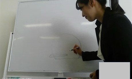 動画を見ながら、図も交えて丁寧に説明してくれた加藤氏(撮影/集英社オンライン編集部)