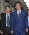 首相補佐官兼秘書官として安倍晋三元首相を支えた今井直哉氏（写真左）。写真：毎日新聞社/アフロ