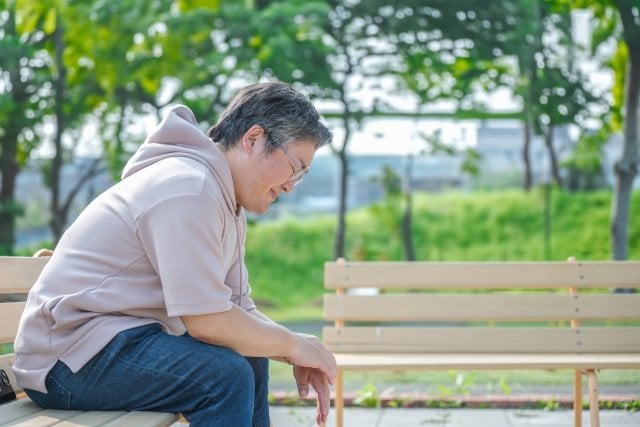 ベンチで落ち込む男性(写真はイメージです)　 写真／shutterstock