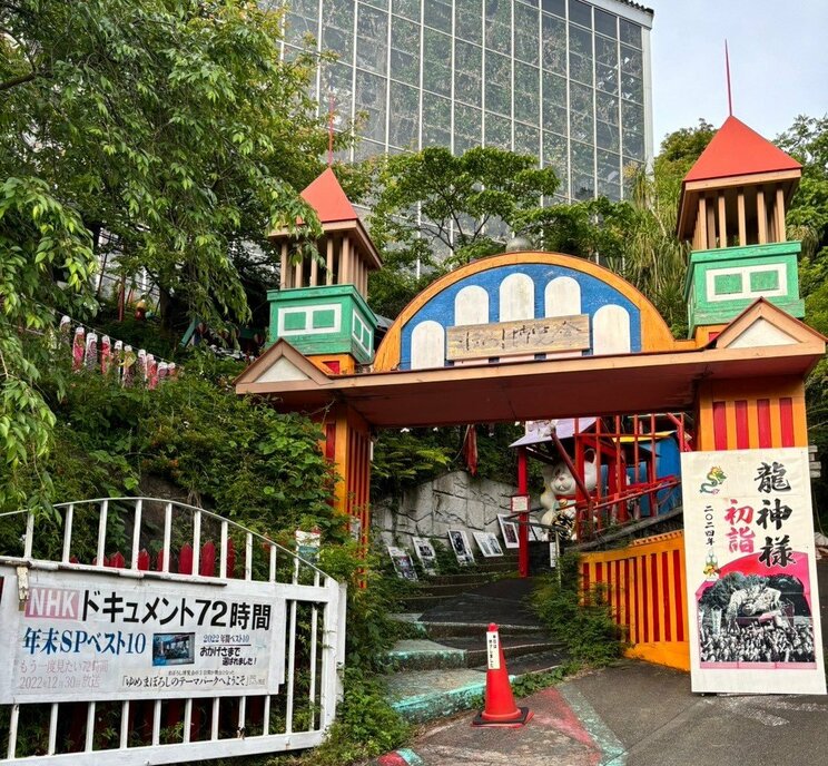 入場ゲートは大正時代に行なわれた京都博覧会の門を模しているとのこと