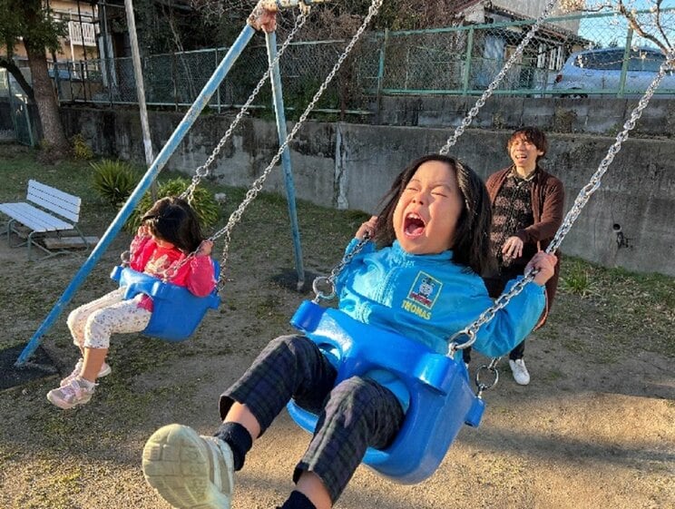 公園のブランコで双子と遊ぶ