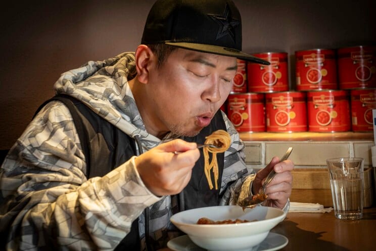 看板メニュー「トマトとニンニク」を食す宮迫さん。渋谷本店は1978年に開業し、4年後に現在の店舗へと移転している