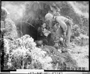 1945年４月、海兵隊に収容される民間人。沖縄県公文書館　蔵