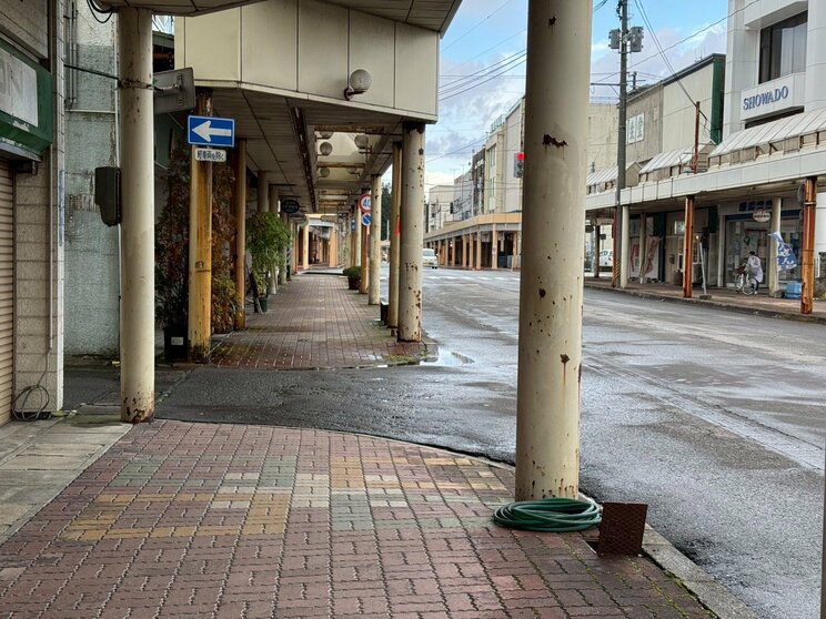 北秋田市内の駅前の商店街は人がまったく歩いていなかった（撮影/集英社オンライン）