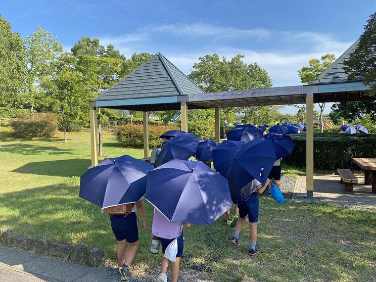 日傘をさして下校する子どもたち（写真提供／株式会社小川）