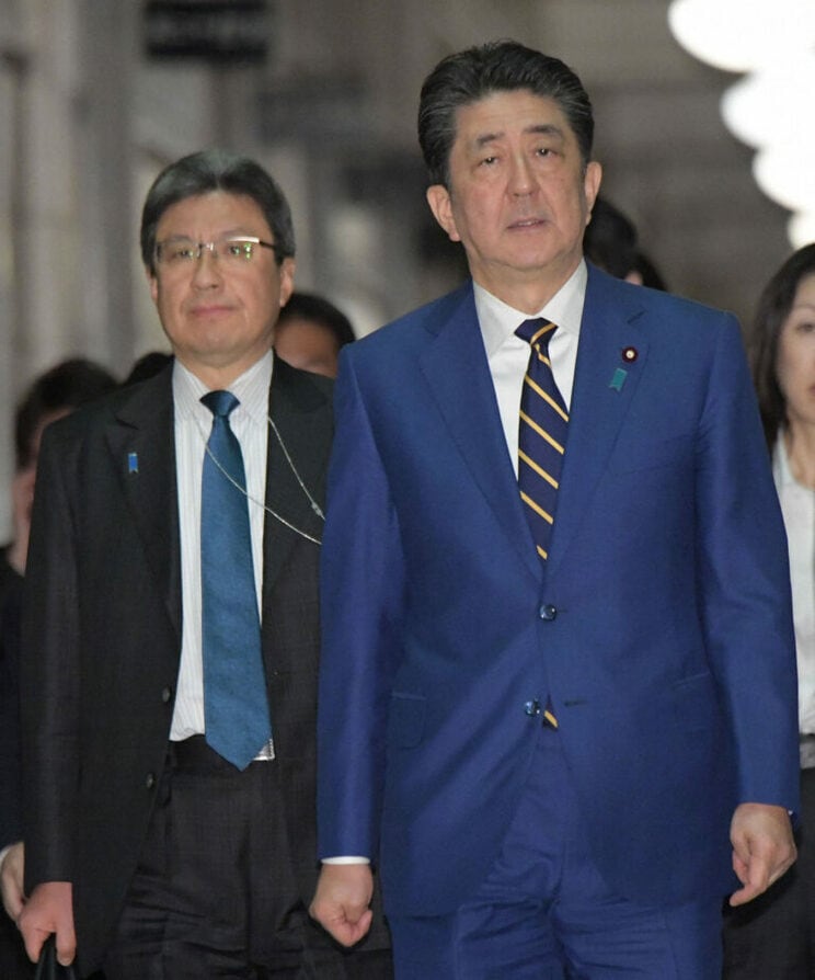 首相補佐官兼秘書官として安倍晋三元首相を支えた今井直哉氏（写真左）。写真：毎日新聞社/アフロ