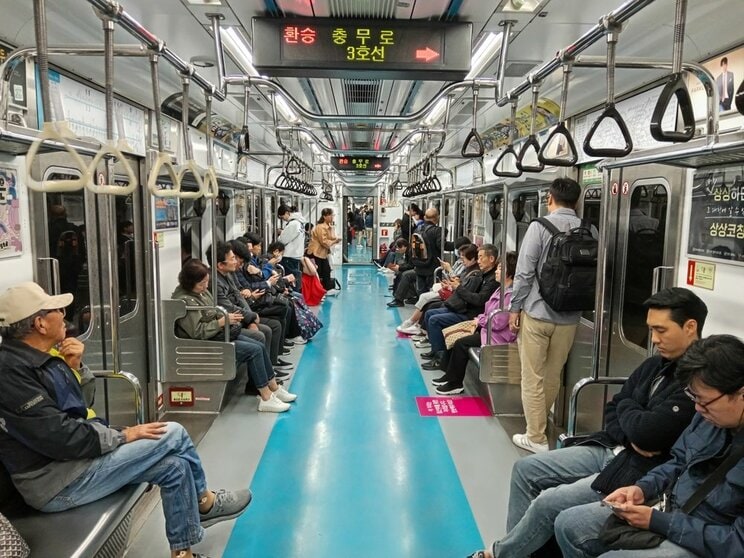 韓国・ソウルの地下鉄の車内