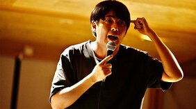 「テレビで忙しいのに、漫才のネタまで作って偉い? それ、逆やん」村本大輔が語るスタンダップコメディと日本のお笑いの決定的な違い
