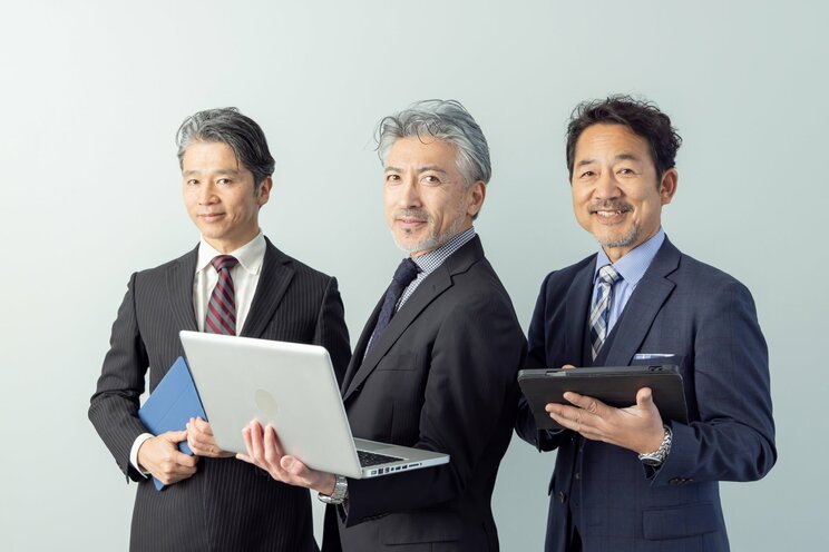 ミドル世代にも学び直しの重要性が問われる(写真AC)