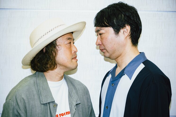 この距離感でも「恥ずかしくない。コントでやってきたから」と語る二人