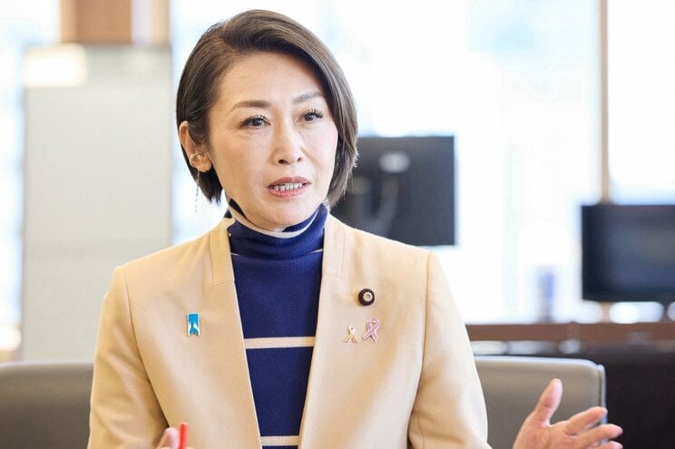 2025年3月、集英社オンラインの取材に答える三原じゅん子議員　撮影／村上庄吾