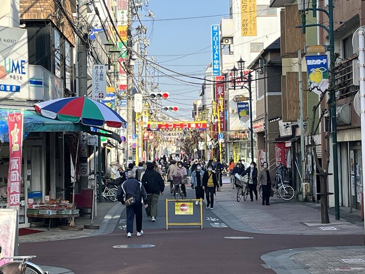 竹ノ塚駅周辺の商店街（撮影／集英社オンライン）