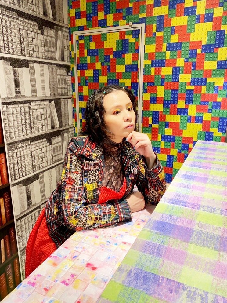 リニューアルオープンした「人類みなウチのラーメン」にて。インタビューに応えるmisonoさん