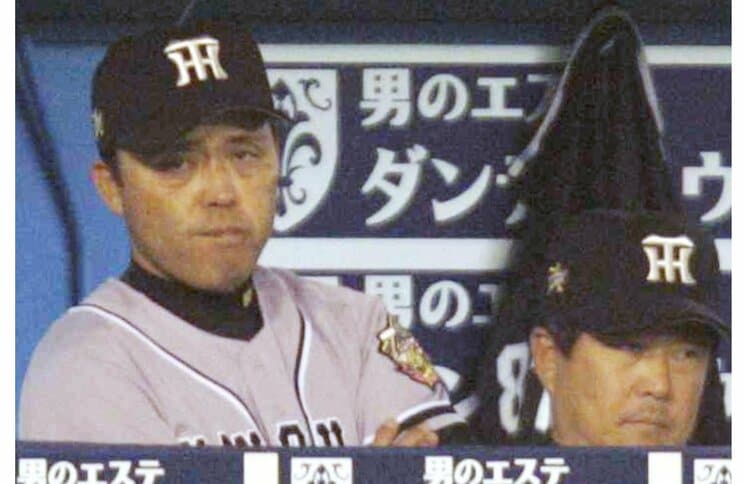2005年、日本シリーズの大敗に渋い表情の岡田彰布監督（写真／共同通信社）